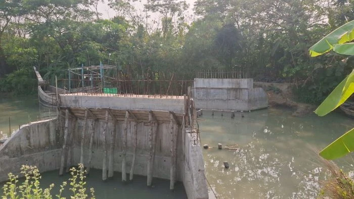 সাড়ে তিন বছরেও শেষ হয়নি সেতুর কাজ, চরম ভোগান্তিতে দুই গ্রামের কয়েক হাজার মানুষ